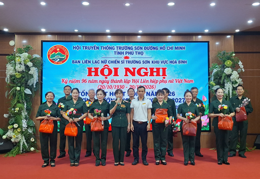 Hội Nữ CSTS KV Hoà Bình biểu diễn văn nghệ chào mừng Ngày PNVN 20-10