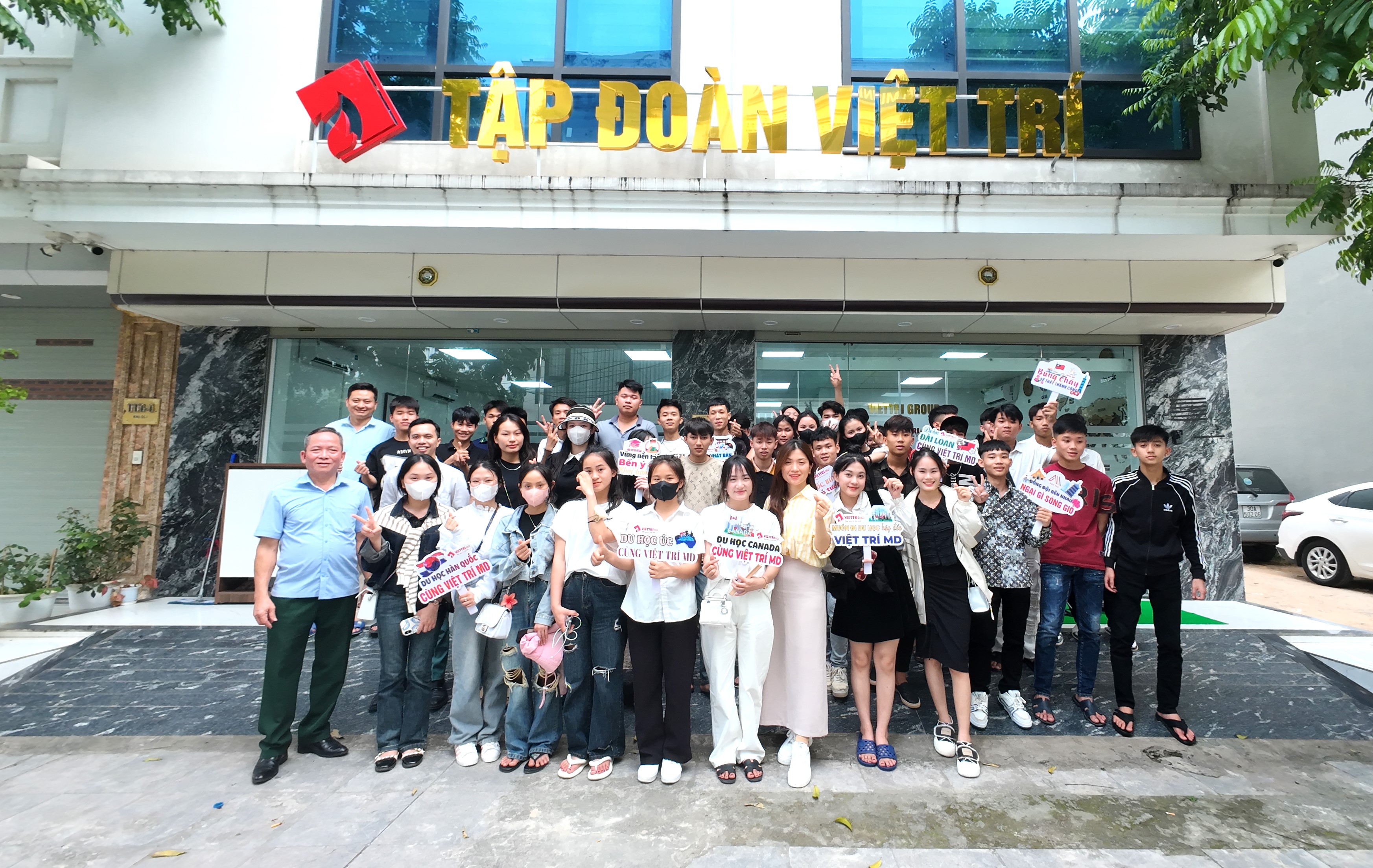 Đoàn học sinh Nghệ An chụp hình lưu niệm