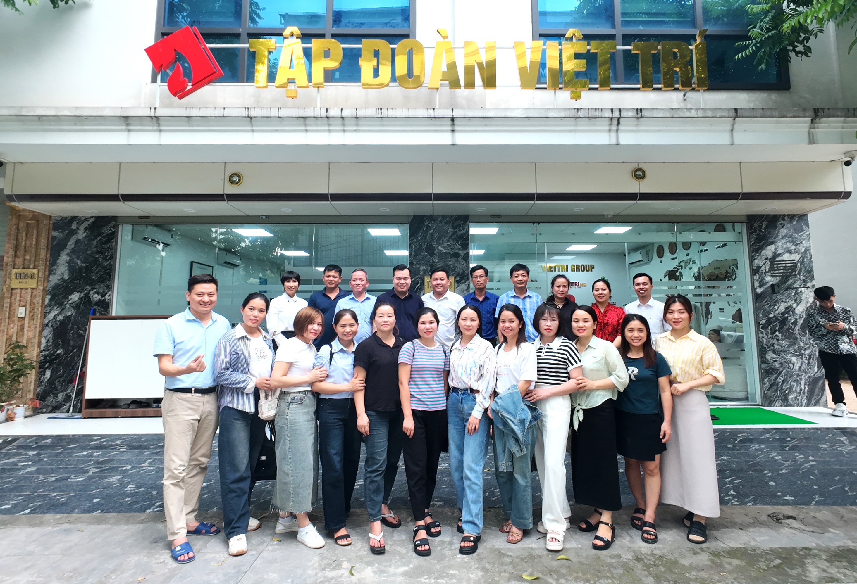 Các thầy cô giáo chụp hình lưu niệm